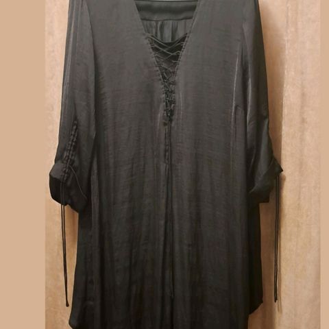 "Blank" kjole/tunika med snøredetaljer