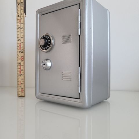Sparekasse: metal safe box for barn