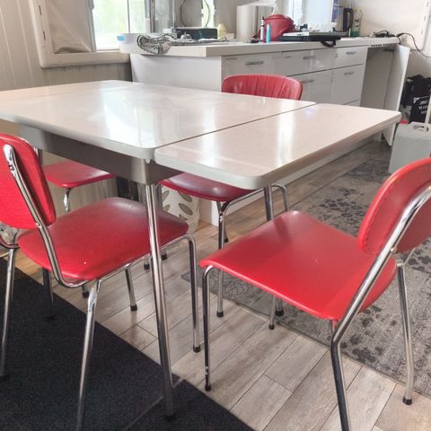 Reservert! Retro respateks kjøkkenbord med 3 stoler og en krakk