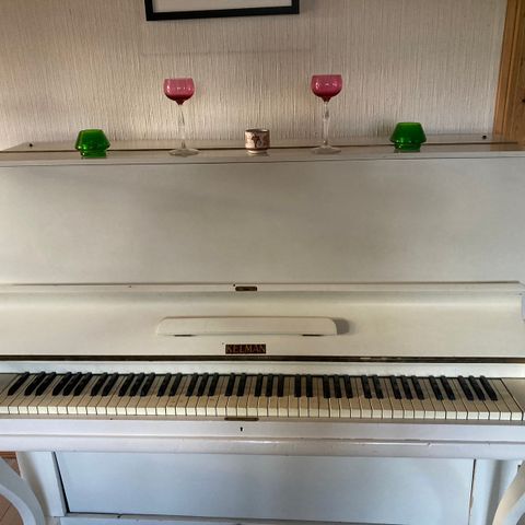 Piano  NB Må hentes!