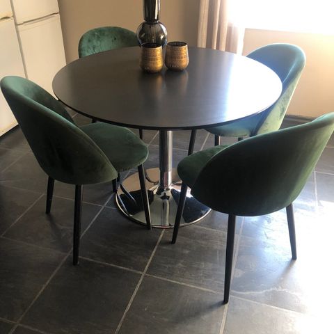 Rundt svartmalt bord med 4 grønne velour stoler fra Home&Cottage- RESERVERT