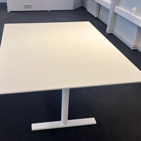 Hvitt møtebord selges (160x120)