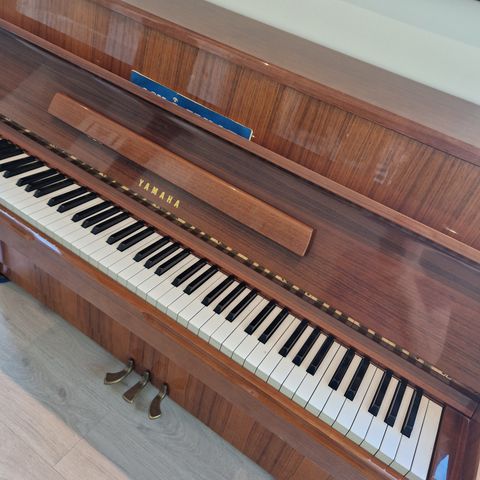 M1 Yamaha Piano i god stand