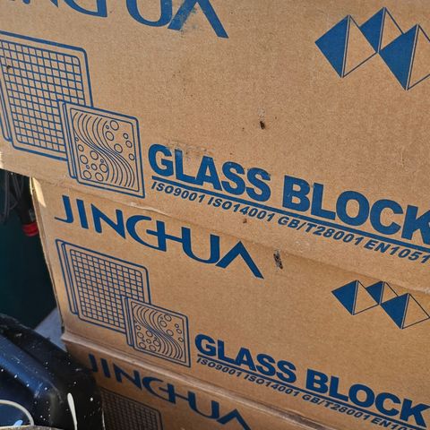 18 stk glassbyggerstein gis bort.