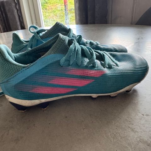 Adidas fotball sko str 35