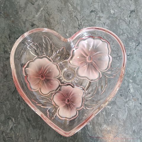 Vintage hjerte skål på stett med blomster