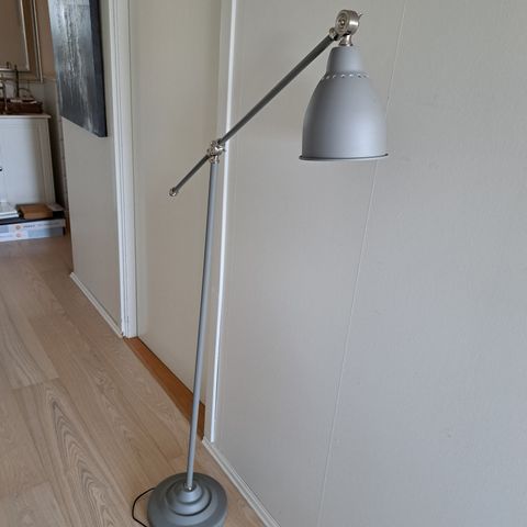 Gulv lampe grå kr 300,-.