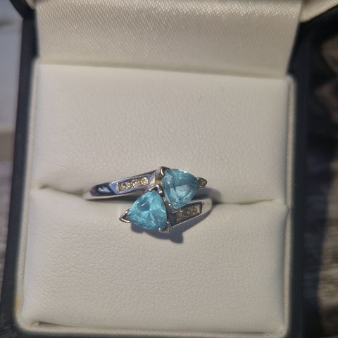 Nydelig ring med topaz