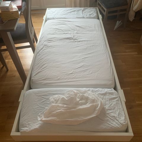 Godt brukt seng med ny over madrass