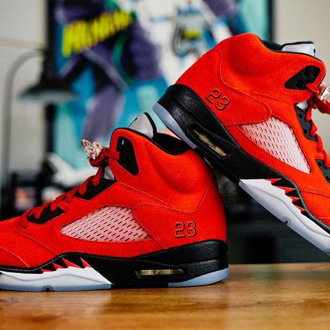 Air Jordan 5 Raging Bull til salgs!