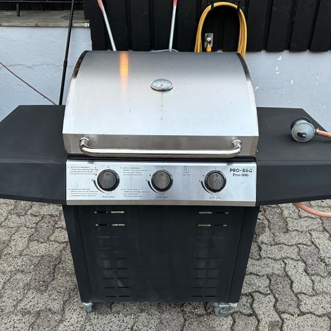 Hel og fin gassgrill med kobling selges