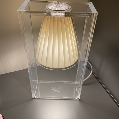 Kartell Light-Air bordlampe selges