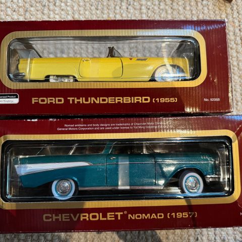 Modellbiler 1:18 - Road legends - Nomad og Thunderbird