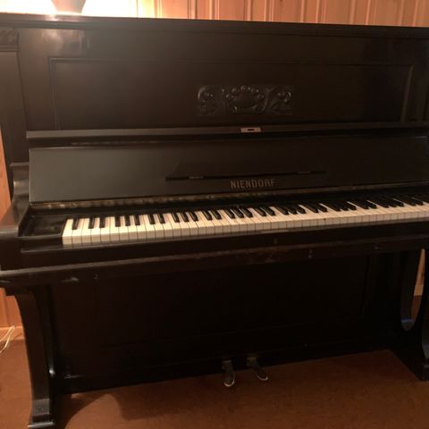 Eldre klassisk vakkert sort Niendorf piano søker ny eier!