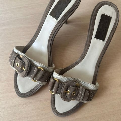 Sandal Zara med gullspenne