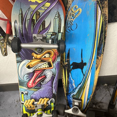 To skateboard selges samlet