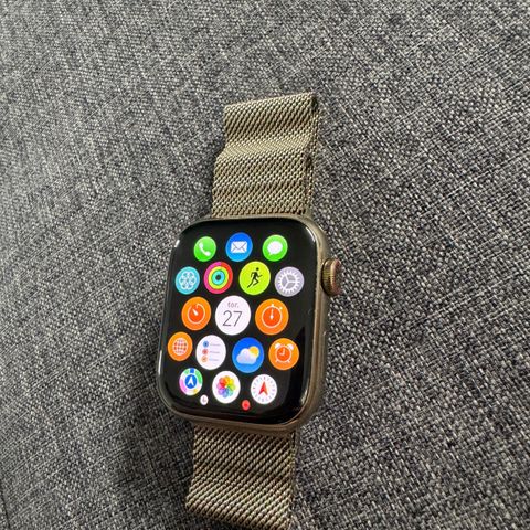 Apple Watch Series 9 GPS + Cellular 45 mm, gull rustfritt stål urkasse med gull