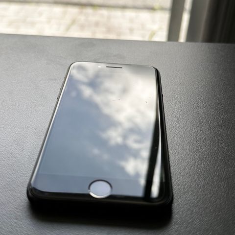 Pent brukt iPhone SE 2020 128gb selges