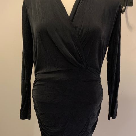 Ganni drapert gråsvart kjole i stretchy materiale - str. XL (L/XL)