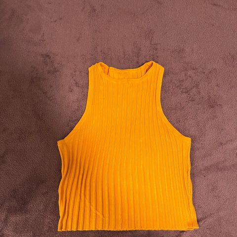 Selger oransje crop-top