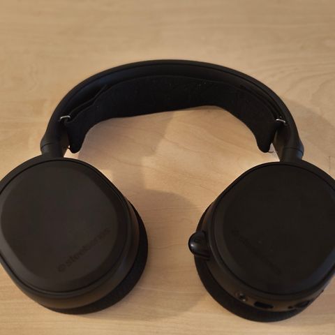 Headset: Steelseries Arctis 5