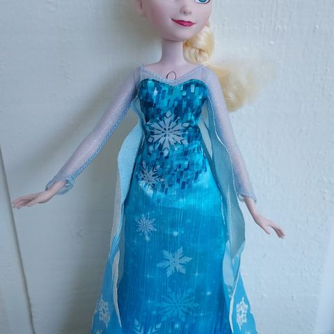 Elsa Frost, merket Hasbro 2016 og Disney. Med lyd og lys. Interaktiv pianodukke.