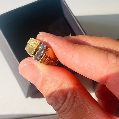 Unik design ring i14 gull med tre lyse blå steiner