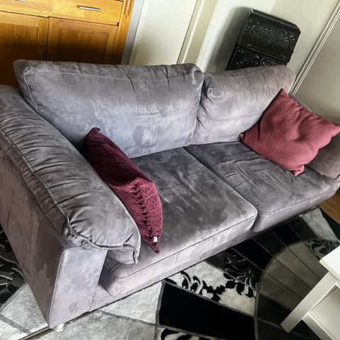 Eldre fin sofa selges i lilla ish grå farge grunnet flytting