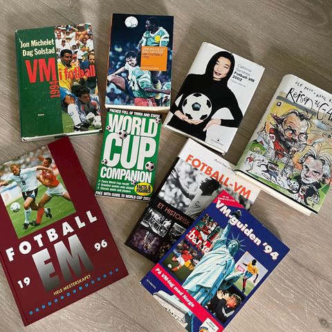 Bøker om tidligere Fotball- VM/EM selges samlet eller enkeltvis