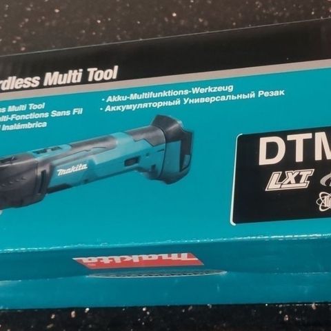 Makita multikutter med batteri, lader og blader - ingen bud takk