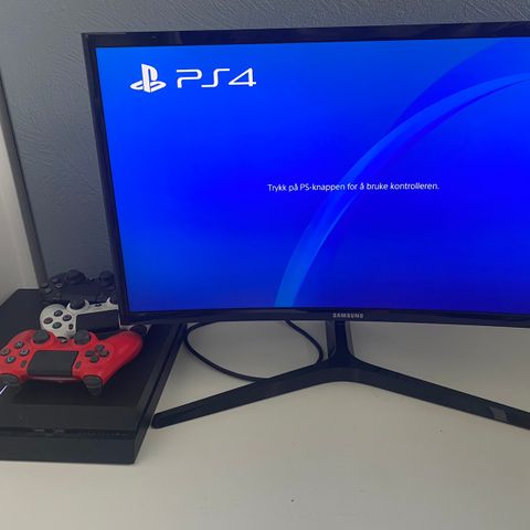 PS4 + skjerm og kontrollere