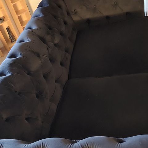 Svart velour 2 seter sofa (må bringes ut av leill av kjøper