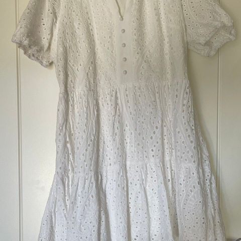 Hvit kjole med blonder str L Floyd  selges kr 250