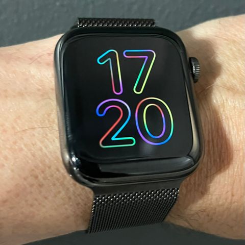 Apple Watch Series 6 (GPS + Cellular), 44 mm urkasse av rustfritt stål i grafitt