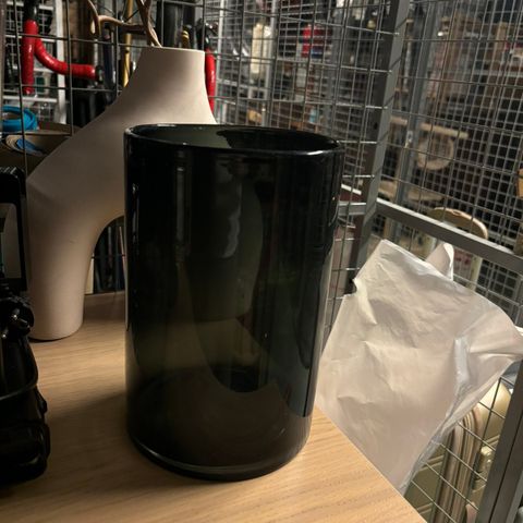 Sylinder vase i glass i sort selges🌸