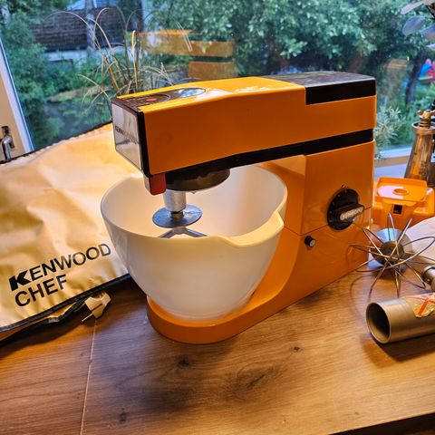 Kenwood Chef kjøkkenmaskin med div utstyr.