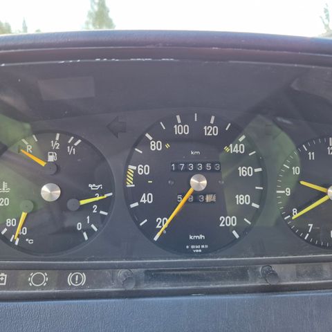 W123 Mercedes 230e M102 motor