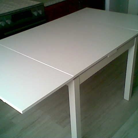 Strøkent massivt spisebord med to uttrekksplater - totalmål 90 x 170 cm