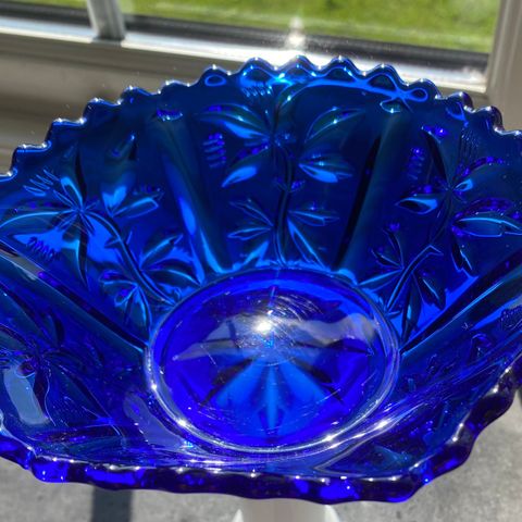 Pressglass skål fra Glimma glasbruk. Koboltblå