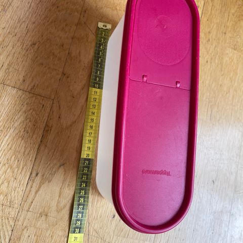 Tupperware boks med rosa lokk