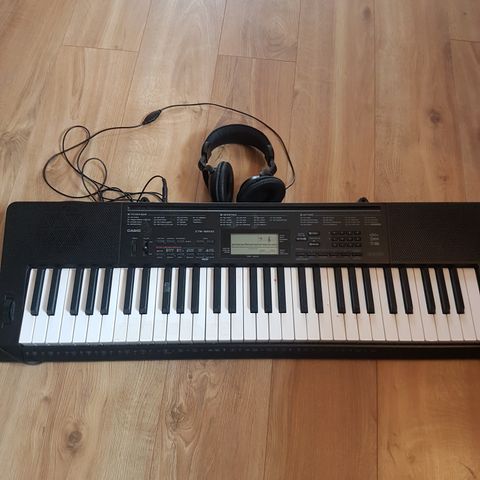 Casio Keyboard med hodetelefoner