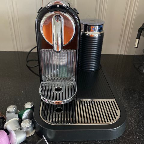 Nespresso kaffemaskin med melkeskummer