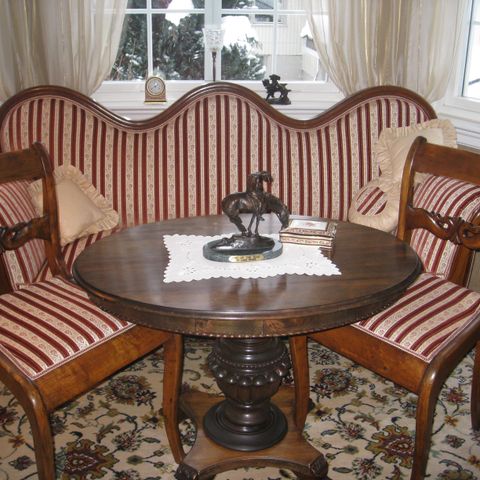 Biedermeier sofa med to stoler og ovalt bord selges.