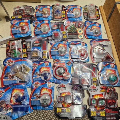 24 nye Bakugan figurer med kort