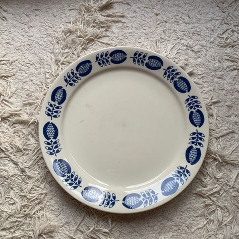 Vintage serveringsfat / tallerken i porselen, i hvit med blått retro-mønster.