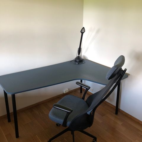 Skrivebord og kontorstol.