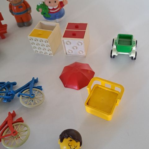 Vintage Lego ,playmo og andre figurer selges.