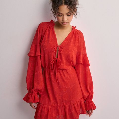 Nydelig kjole fra Neo Noir i rød str 42