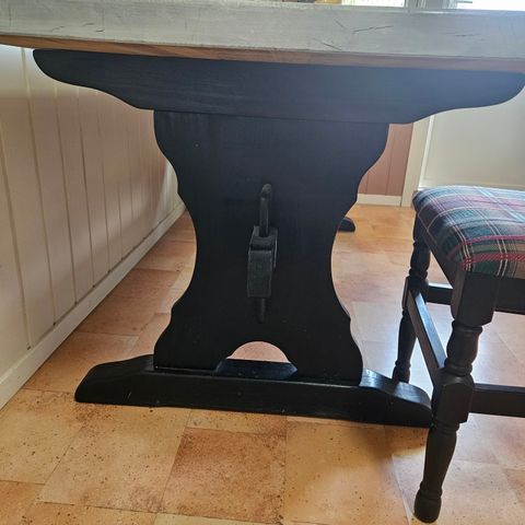 Kjøkkenbord /spisestuebord med stoler