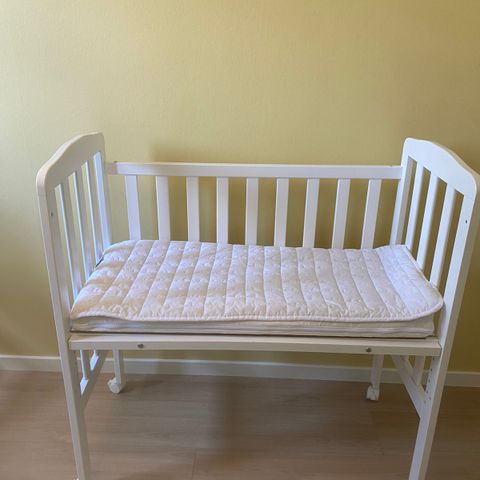 Bedside crib fra JLY